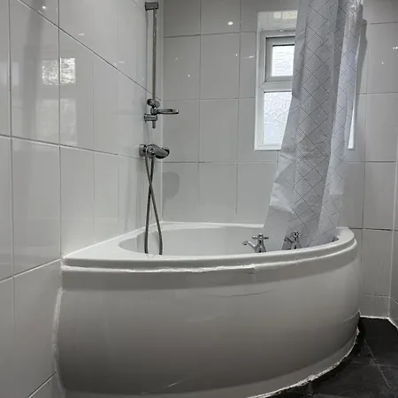 Serviced - - 2 Bed House-close To Centre - Hospital - Contractors - Business Travellers - Families Nyaraló Bradford