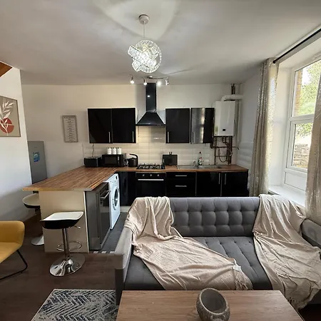 Serviced - - 2 Bed House-close To Centre - Hospital - Contractors - Business Travellers - Families Nyaraló