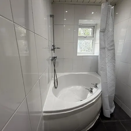 Nyaraló Serviced - - 2 Bed House-close To Centre - Hospital - Contractors - Business Travellers - Families *