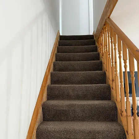 Serviced - - 2 Bed House-close To Centre - Hospital - Contractors - Business Travellers - Families * Bradford