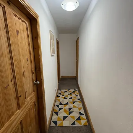 Serviced - - 2 Bed House-close To Centre - Hospital - Contractors - Business Travellers - Families