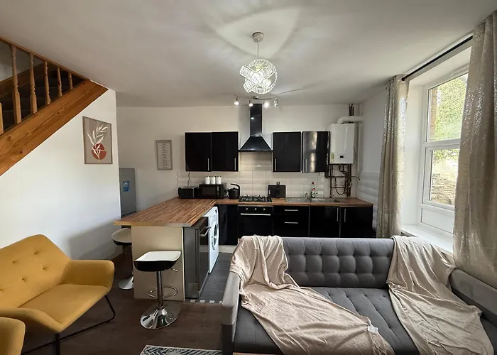 Serviced - - 2 Bed House-close To Centre - Hospital - Contractors - Business Travellers - Families *