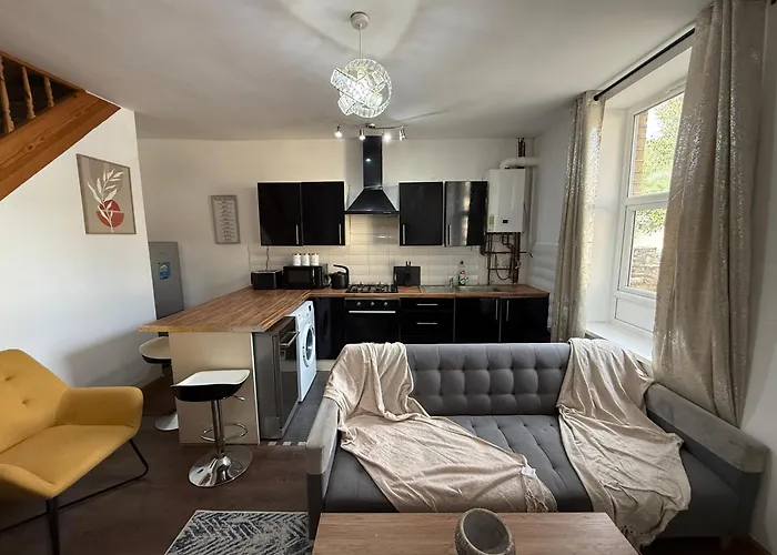 Serviced - - 2 Bed House-close To Centre - Hospital - Contractors - Business Travellers - Families Holiday home