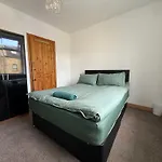 Дом отдыха 2br Modern - Sleeps 7 - Near Hospital & Access - Free Parking & Fast Wifi Брадфорд