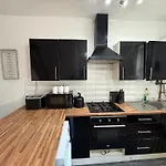 2br Modern - Sleeps 7 - Near Hospital & Access - Free Parking & Fast Wifi Holiday home *