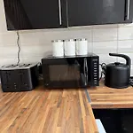 2br Modern - Sleeps 7 - Near Hospital & Access - Free Parking & Fast Wifi Брадфорд