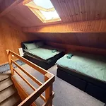 Holiday home 2br Modern - Sleeps 7 - Near Hospital & Access - Free Parking & Fast Wifi *