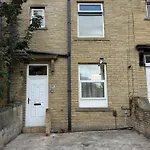 2br Modern - Sleeps 7 - Near Hospital & Access - Free Parking & Fast Wifi Holiday home Bradford (West Yorkshire)