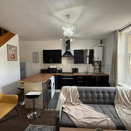 Serviced - - 2 Bed House-close To Centre - Hospital - Contractors - Business Travellers - Families *