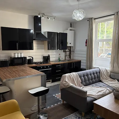 Serviced - - 2 Bed House-close To Centre - Hospital - Contractors - Business Travellers - Families * Bradford (West Yorkshire)