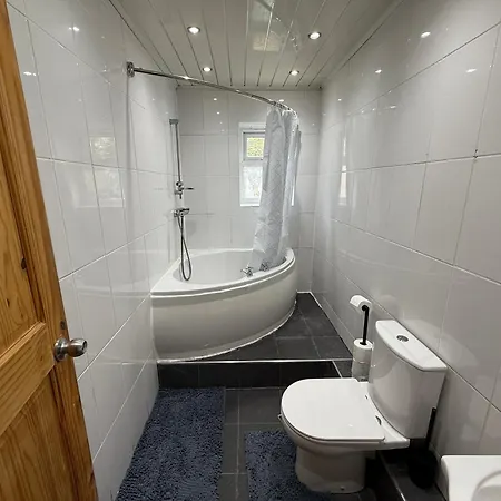 Serviced - - 2 Bed House-close To Centre - Hospital - Contractors - Business Travellers - Families