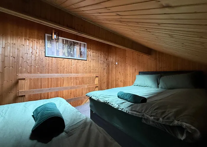 Serviced - - 2 Bed House-close To Centre - Hospital - Contractors - Business Travellers - Families