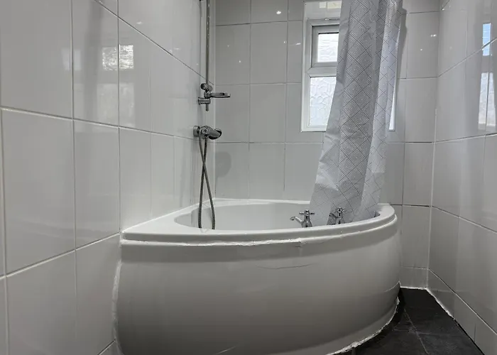 Serviced - - 2 Bed House-close To Centre - Hospital - Contractors - Business Travellers - Families Holiday home Bradford (West Yorkshire)