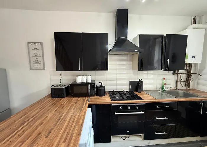 Serviced - - 2 Bed House-close To Centre - Hospital - Contractors - Business Travellers - Families Holiday home *