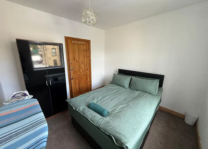 Serviced - - 2 Bed House-close To Centre - Hospital - Contractors - Business Travellers - Families Holiday home *