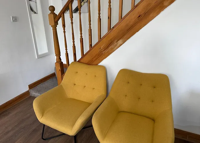 Holiday home Serviced - - 2 Bed House-close To Centre - Hospital - Contractors - Business Travellers - Families *