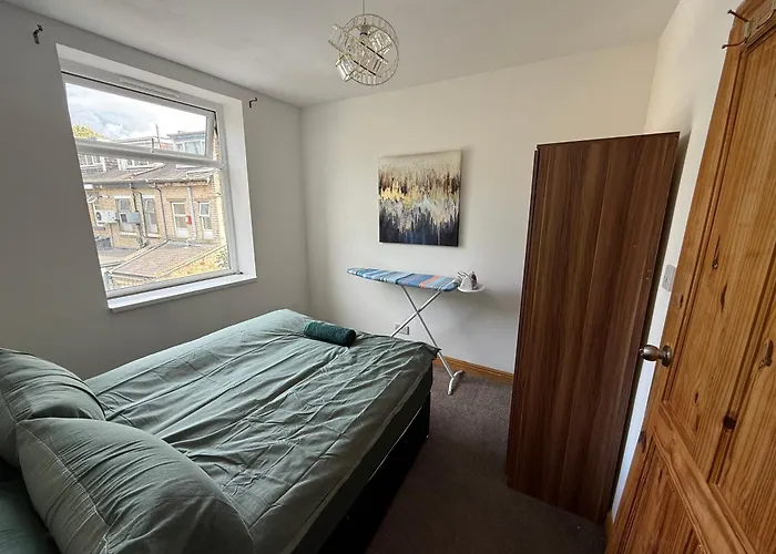 Serviced - - 2 Bed House-close To Centre - Hospital - Contractors - Business Travellers - Families
