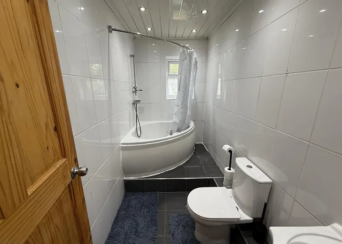 Serviced - - 2 Bed House-close To Centre - Hospital - Contractors - Business Travellers - Families