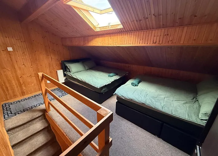 Holiday home Serviced - - 2 Bed House-close To Centre - Hospital - Contractors - Business Travellers - Families *