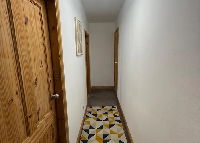 Serviced - - 2 Bed House-close To Centre - Hospital - Contractors - Business Travellers - Families