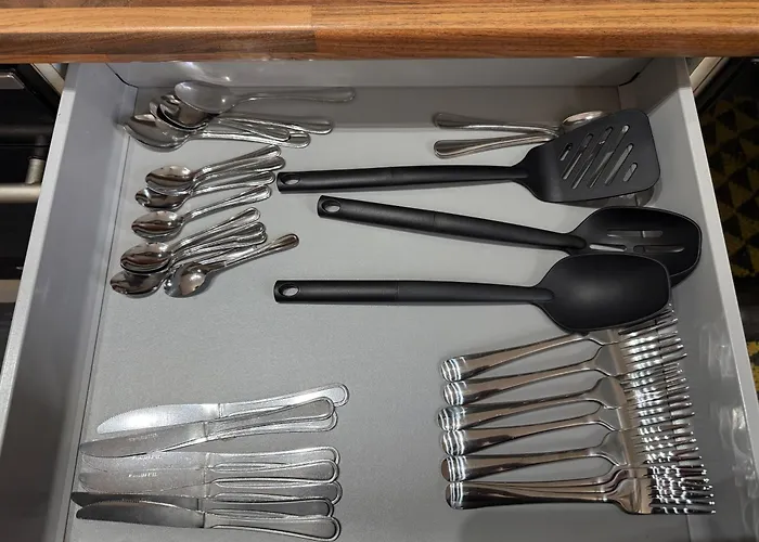 Holiday home Serviced - - 2 Bed House-close To Centre - Hospital - Contractors - Business Travellers - Families