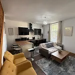 Semesterbostad 2br Modern - Sleeps 7 - Near Hospital & Access - Free Parking & Fast Wifi