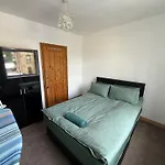 2br Modern - Sleeps 7 - Near Hospital & Access - Free Parking & Fast Wifi Semesterbostad *