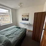 2br Modern - Sleeps 7 - Near Hospital & Access - Free Parking & Fast Wifi