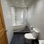 2br Modern - Sleeps 7 - Near Hospital & Access - Free Parking & Fast Wifi